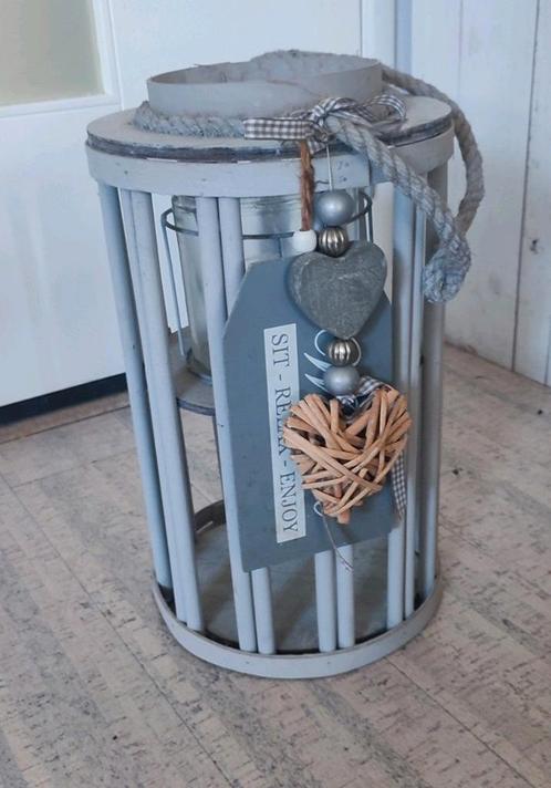 Brocante Grijs houten windlicht + hangers en handvat 40 cm, Huis en Inrichting, Woonaccessoires | Kandelaars en Kaarsen, Zo goed als nieuw