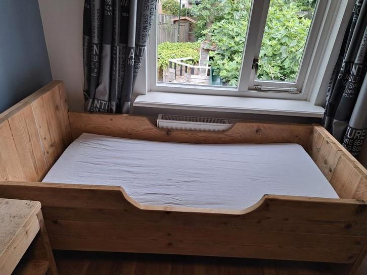 Kinderkamer, bed, commode, nachtkastje stijgerhout, Kinderen en Baby's, Kinderkamer | Bedden, Zo goed als nieuw, 140 tot 160 cm
