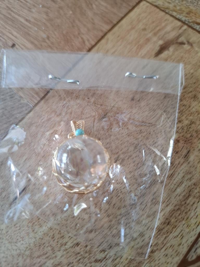 bergkristallen bolletje in goudkleurige hanger, Ophalen of Verzenden, Nieuw