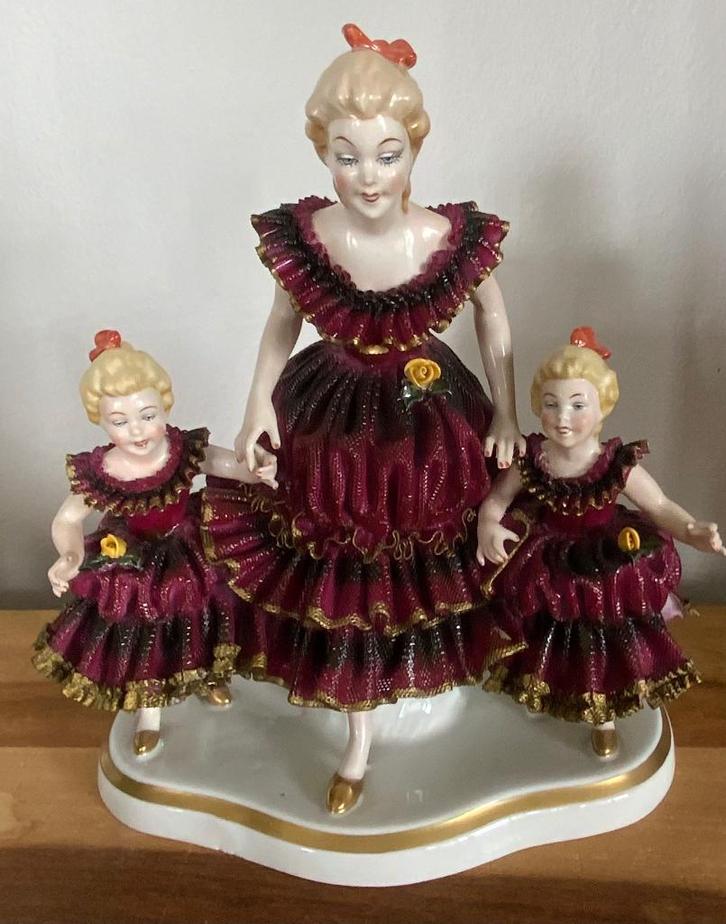 Dresden porseleinen beeld – moeder met kinderen, Antiek en Kunst, Kunst | Beelden en Houtsnijwerken, Ophalen of Verzenden