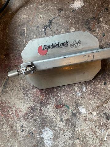 Zeer stevige wielklem met sleutel voor caravan of camper beschikbaar voor biedingen