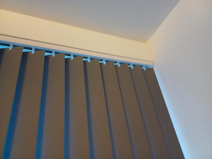 Verticale lamellen te koop: compleet met rails en gewichtjes, Huis en Inrichting, Stoffering | Gordijnen en Lamellen, Gebruikt