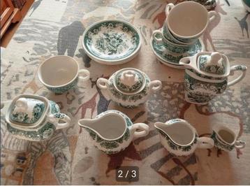 Compleet servies met groen bloemmotief beschikbaar voor biedingen