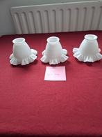 3 stuks oude melkwit glazen lampenkapjes, Huis en Inrichting, Lampen | Lampenkappen, Gebruikt, Wit, Ophalen of Verzenden, Overige vormen