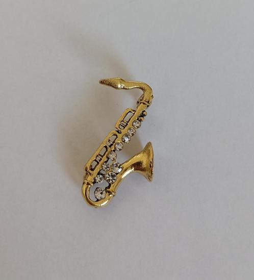 Saxofoon broche, Sieraden, Tassen en Uiterlijk, Broches, Nieuw, Overige materialen, Overige kleuren, Minder dan 4 cm, Met strass