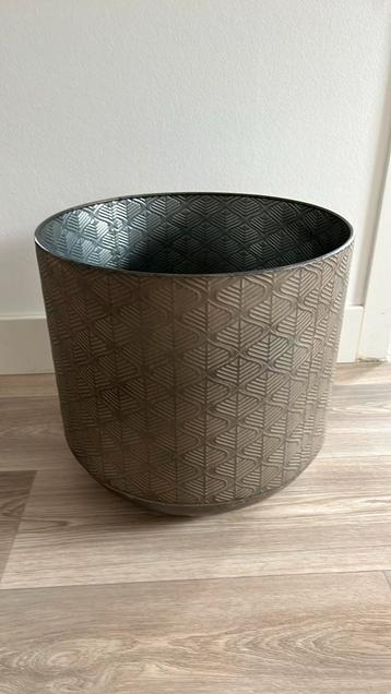 Grote metalen bloempot Jort shiny brown voor binnen (prj) beschikbaar voor biedingen