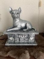 Chihuahua korthaar beeld met kistje als urnen set te koop, Ophalen of Verzenden, Nieuw