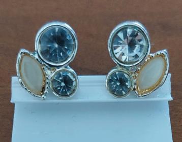 Prachtige Vintage Oorbellen met steentjes inleg. beschikbaar voor biedingen