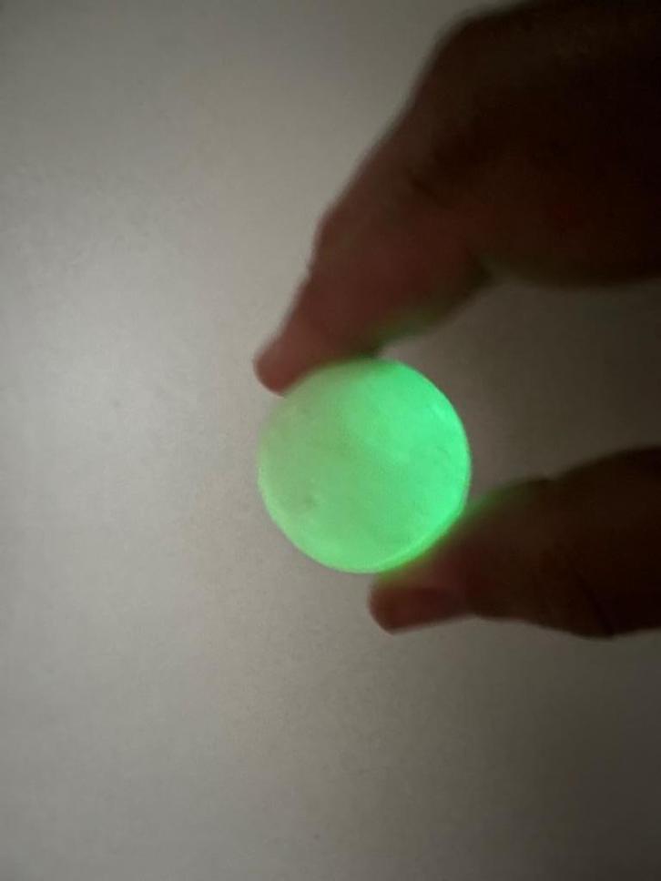 Bol glow-in-the-dark Calciet (35 mm), Verzamelen, Mineralen en Fossielen, Mineraal, Ophalen of Verzenden