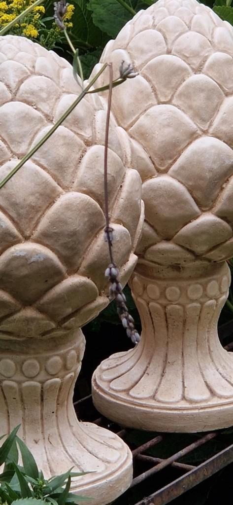 2 mooie betonnen dennenappel tuinbeelden op voet (brocante), Tuin en Terras, Tuinwanddecoratie, Gebruikt, Ophalen of Verzenden