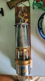 Mijnlamp op plankje, Antiek en Kunst, Antiek | Gereedschap en Instrumenten, Ophalen of Verzenden