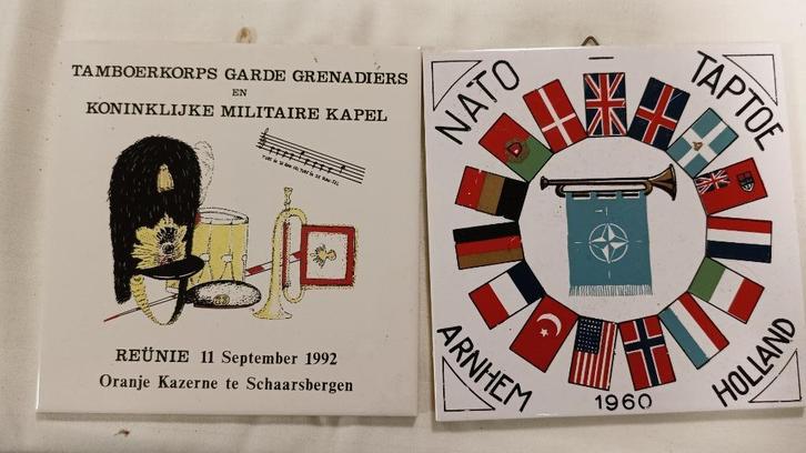 2 militaire herdenkingstegels–NATO Taptoe & Garde Grenadiers, Verzamelen, Militaria | Algemeen, Landmacht, Overige typen, Nederland