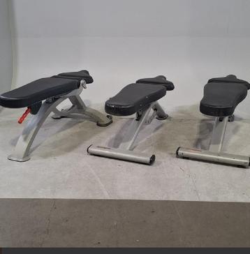 Fitness bank plat en schuin beschikbaar voor biedingen