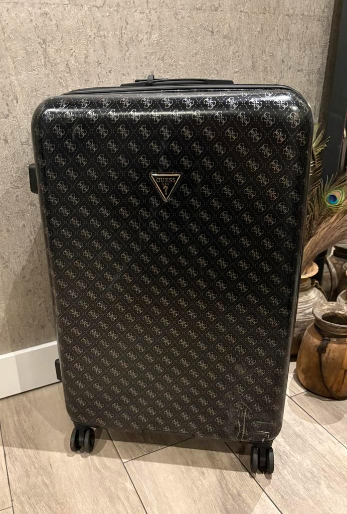 Grote Zwarte Guess koffer met aankoop nota, Sieraden, Tassen en Uiterlijk, Koffers, Zo goed als nieuw, Hard kunststof, Slot, Ophalen of Verzenden