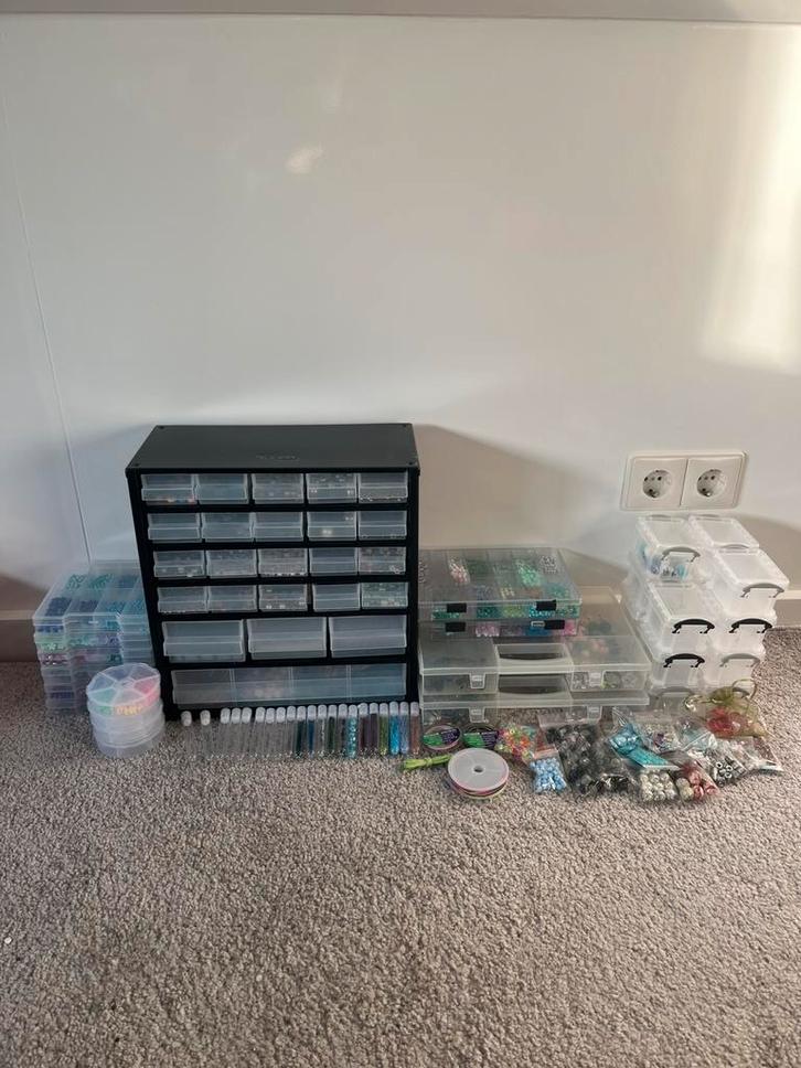 Kralenpakket, kralen met ladekast, kralenkast raaco, Hobby en Vrije tijd, Kralen en Sieraden maken, Zo goed als nieuw, Kraal, Ophalen of Verzenden