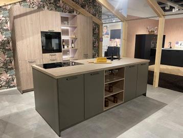 SHOWROOMKEUKEN €6.799! beschikbaar voor biedingen