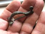 Romeinse boog FIBULA met KNOP sierlijk bodemvondst, Antiek en Kunst, Ophalen of Verzenden