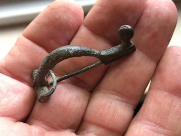 Romeinse boog FIBULA met KNOP sierlijk bodemvondst  beschikbaar voor biedingen