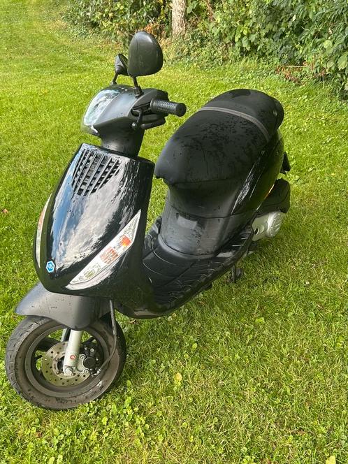 Brom Zip iget 01/11/2019 - scooter zaak onderhouden, Fietsen en Brommers, Scooters | Piaggio, Zo goed als nieuw, Zip, Maximaal 45 km/u