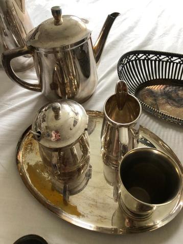 Verzilverd servies beschikbaar voor biedingen