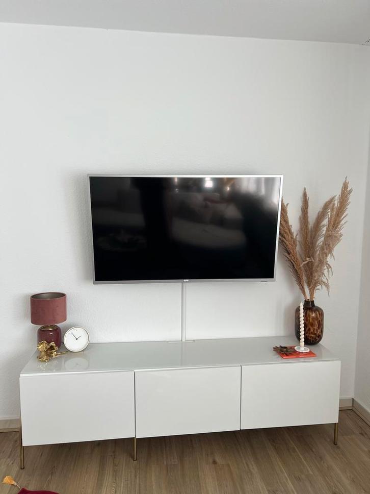 Witte IKEA tv meubel (Besta)  met gouden poten en glasplaat, Huis en Inrichting, Kasten | Televisiemeubels, Zo goed als nieuw
