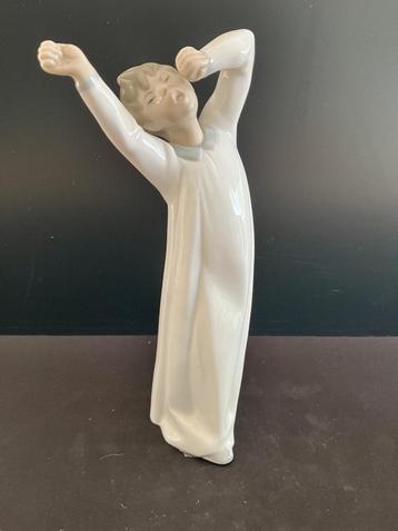 Lladro porselein Boy Yawning (Reyshof) beschikbaar voor biedingen