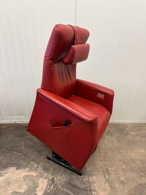 ZGAN Sta op stoel / fauteul Prominent rood leer, Huis en Inrichting, Fauteuils, Zo goed als nieuw, 50 tot 75 cm, Minder dan 75 cm