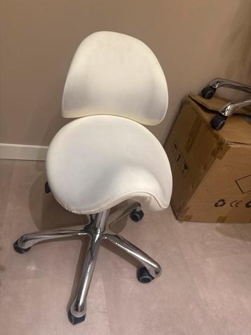 Witte Bureaukruk / Tabouret beschikbaar voor biedingen