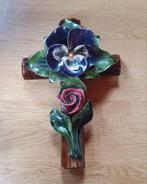 Aardewerk oude crucifix kruis 29 cm hoog viool roos, Ophalen of Verzenden