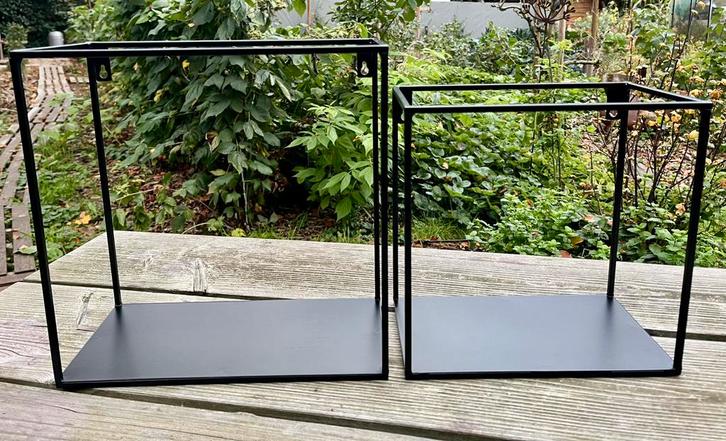 WOOOD | WANDKUBUSSEN | METAAL | ZWART | SET VAN TWEE, Huis en Inrichting, Woonaccessoires | Wandplanken en Boekenplanken, Zo goed als nieuw