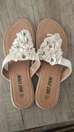 teenslippers maat 39, Kleding | Dames, Schoenen, Slippers, Ophalen of Verzenden, Wit, Zo goed als nieuw