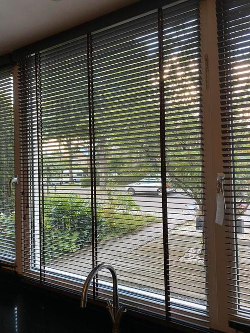 Bruine houten luxaflex met bruine houten afdekbak, Huis en Inrichting, Stoffering | Gordijnen en Lamellen, 100 tot 150 cm, 100 tot 150 cm