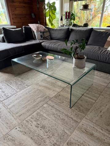 Salon tafel beschikbaar voor biedingen