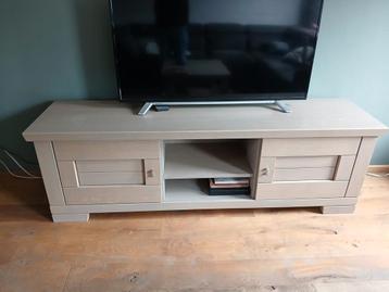 Houten TV meubel met opbergruimte beschikbaar voor biedingen