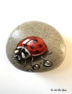 Lieveheersbeestje hand geschilderd op een mooie steen, Antiek en Kunst, Ophalen of Verzenden