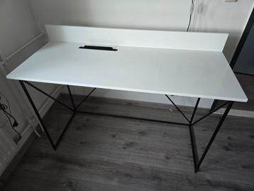 Mooie witte bureau