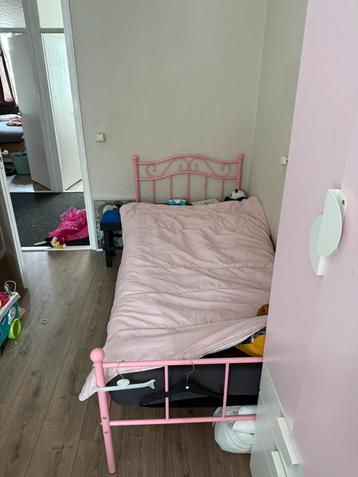 Metalen roze meisjes bed beschikbaar voor biedingen