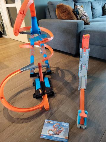 Hotwheel racebaan wolkenkrabber en schans beschikbaar voor biedingen