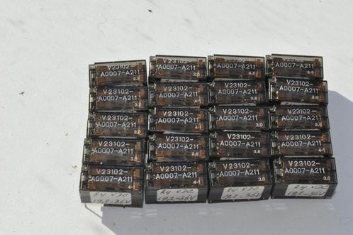 Partij diverse relais printrelais en grotere relais in voet, Hobby en Vrije tijd, Elektronica-componenten, Zo goed als nieuw, Ophalen of Verzenden