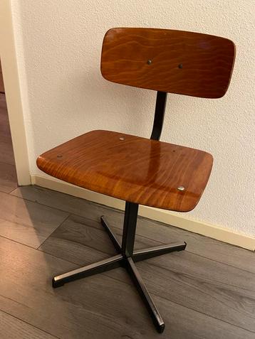 Vintage Bauhaus Kinderbureaustoel beschikbaar voor biedingen