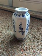 Fraai vaasje met bloemenmotief. 10 cm., Huis en Inrichting, Woonaccessoires | Vazen, Gebruikt, Overige kleuren, Aardewerk of Porselein