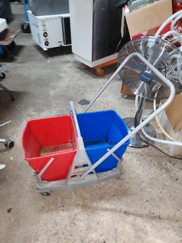 Schoonmaak Kar / Trolley met Emmer beschikbaar voor biedingen