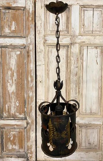 Set oude Franse metalen hanglampen, Franse Lelie. Origineel beschikbaar voor biedingen