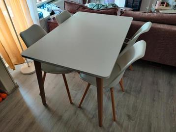 Nette mooie witte eettafel met eiken hout +4 stoelen