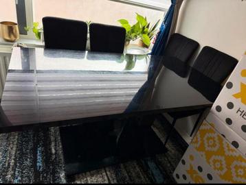 Eettafel met 6 stoelen beschikbaar voor biedingen