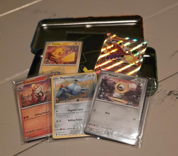 Pikachu blik met pokemon kaarten, Hobby en Vrije tijd, Verzamelkaartspellen | Pokémon, Ophalen of Verzenden