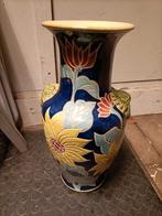 Vintage keramieken vaas. Met leeuwen koppen en bloemen., Antiek en Kunst, Antiek | Keramiek en Aardewerk, Ophalen