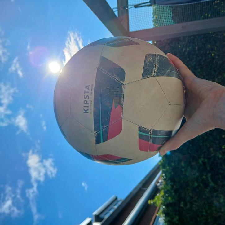 Een Kipsta bal voor gegarandeerd plezier!, Sport en Fitness, Voetbal, Gebruikt, Bal, Maat XL, Ophalen