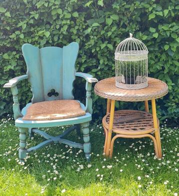 Leuke brocante set houten stoel en rieten tafeltje  beschikbaar voor biedingen