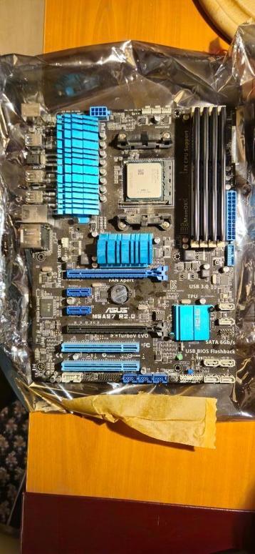 ASUS ATX M597 R2.0 met AMD 970 Chipset DDR3 en 6-Core CPU beschikbaar voor biedingen